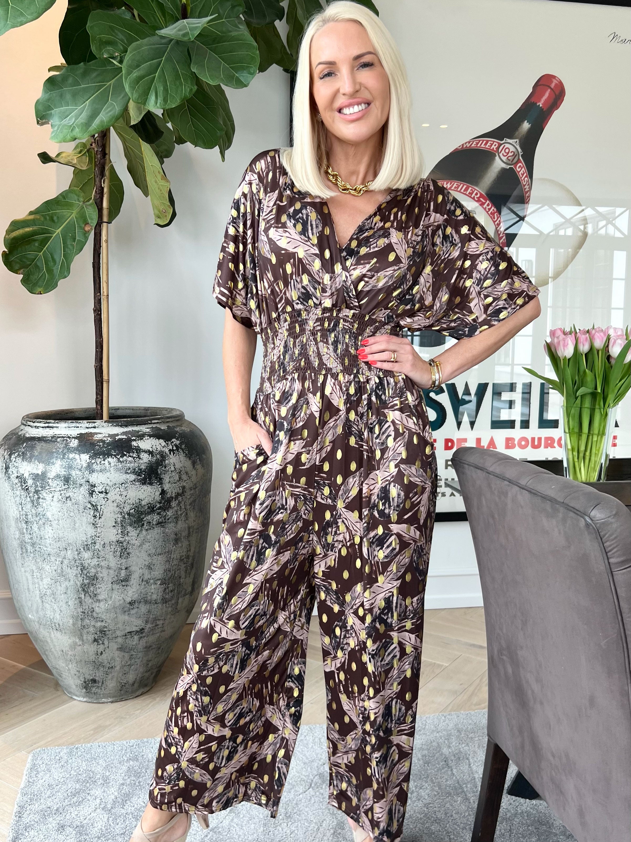 Pams Leafage Jumpsuit - Elastisk jumpsuit i lövmönster med guldfärgade tofsar